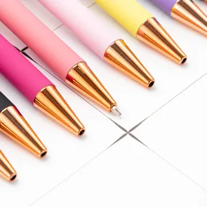 Stylos à bille rétractables colorés avec pointes en métal or rose pour une écriture fluide.