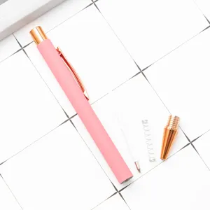 Stylo à bille en métal rose avec accessoires dorés, design démontable pour cadeau.