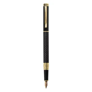 Luxe metalen vulpen met carbon ruitpatroon, gouden accenten en open penpunt.