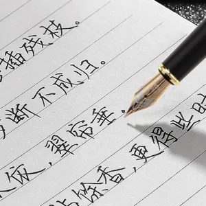 Stylo plume d'affaires avec plume ouverte lisse et bordure dorée pour une écriture élégante au bureau.