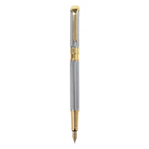 Luxe metalen vulpen met zilveren getextureerde schacht en prachtige goudkleurige afwerking.
