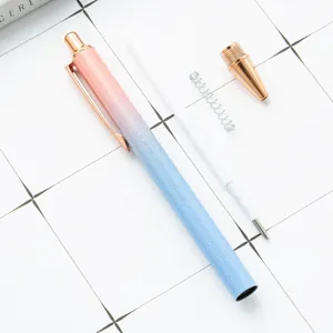 Stijlvolle geparelde glitter balpen met rosé gouden metalen onderdelen voor kantoor en school.