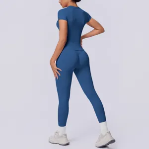 Achteraanzicht van een naadloze sporttop met korte mouwen en blauwe yoga-legging in detail.
