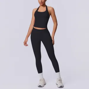 Completo fitness halter senza cuciture con top corto e leggings a vita alta per la palestra.