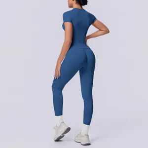 Gedetailleerd achterzicht van naadloze gebreide sport yoga top en legging set.