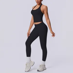 Primo piano del set top sportivo halter e leggings tinta unita senza cuciture, vestibilità.
