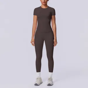 Detail van naadloze geribbelde yogaset, korte mouwen top en leggings in donkerbruin.
