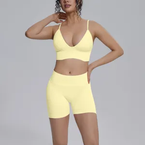 Detalle de ropa deportiva sin costuras amarillo claro, tela elastica transpirable yoga set.