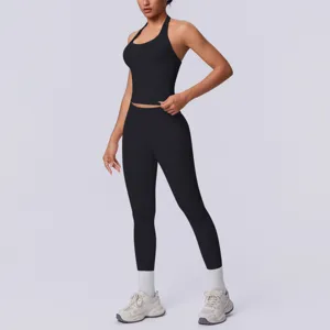 Vista dettagliata del completo da yoga monocolore senza cuciture con top e leggings.