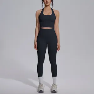 Gedetailleerd overzicht van de zwarte halter crop top en hoge taille legging set.