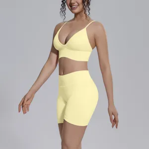 Detalle conjunto yoga amarillo claro sin costuras transpirable, top y short fitness.