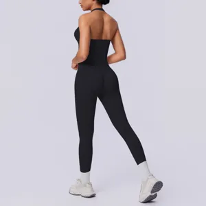Vista dettagliata del retro di un set da yoga sportivo monocolore senza cuciture fitness.