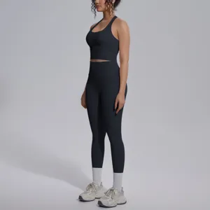 Gedetailleerde close-up van de hoogwaardige zwarte yoga legging en sport-bh set.