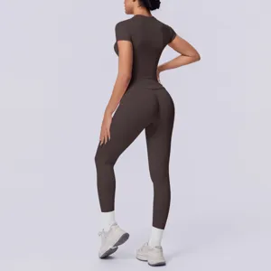 Achterkant detail van naadloze gebreide effen korte mouw yoga top en legging sportkleding set.