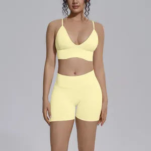 Conjunto deportivo sin costuras liso, top corto de yoga elástico y transpirable con pantalones cortos.