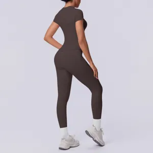 Detail van een naadloze gebreide sportset met korte top en lange comfortabele leggings.
