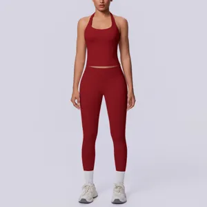 Set fitness con crop top all'halter senza cuciture e leggings, abbigliamento sportivo yoga.