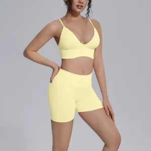 Conjunto de yoga sin costuras amarillo sujetador deportivo y pantalones cortos fitness mujer.