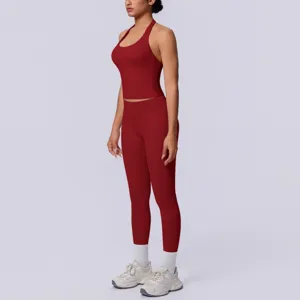 Set yoga con reggiseno sportivo halter senza cuciture rosso e leggings vista dettagliata.