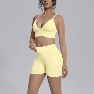 Conjunto de yoga sin costuras liso con sujetador deportivo y pantalones cortos de talle.