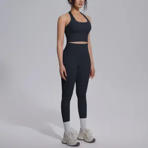Effen dubbelzijdige nylon yogaset detail met hoogwaardige stof en comfortabele pasvorm.