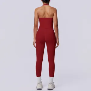 Set sportivo da yoga senza cuciture rosso unito con halter, top schiena scoperta e leggings donna.