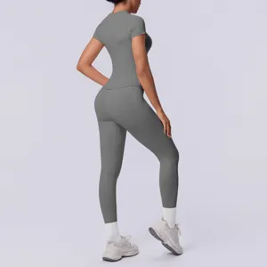 Naadloze gebreide effen strakke ademende sporttop en yogaleggings fitnessset voor dames.