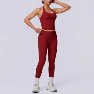 Completo sportivo senza cuciture da donna, top halter e leggings per yoga e fitness.