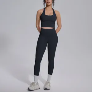 Gedetailleerd overzicht van een effen zwarte halter sport-bh en yogaleggings set voor fitness.