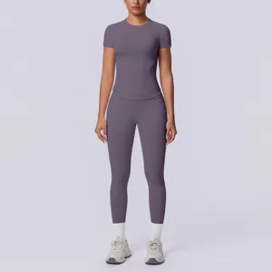 Naadloze effen strakke ademende yoga-set met korte mouwen en leggings detailweergave.