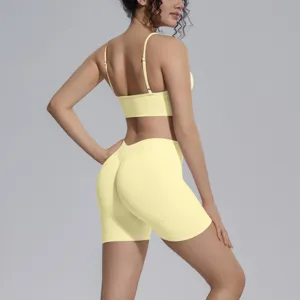 Detalle de conjunto de yoga sin costuras amarillo claro, sujetador deportivo y pantalones cortos.