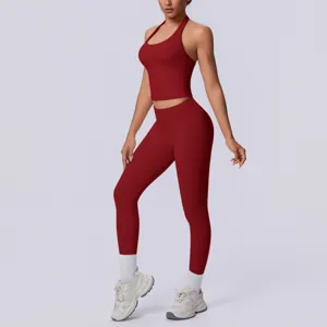 Vista dettagliata del set fitness con top corto all'americana e leggings senza cuciture.