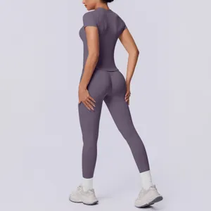 Naadloze gebreide yoga top en sportlegging detail, ademende comfortabele sportieve set.