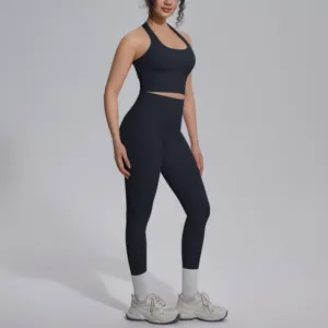 Effen sportkleding set met een ondersteunende sportbeha en hoge taille yoga legging.