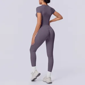 Naadloze gebreide paarse yogaset met korte mouwen en legging voor fitness en hardlopen