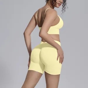 Detalle de ropa deportiva sin costuras amarilla, diseño de espalda y shorts altos.