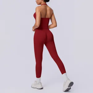 Set yoga senza cuciture rosso, top sportivo schiena scoperta e leggings per il fitness.