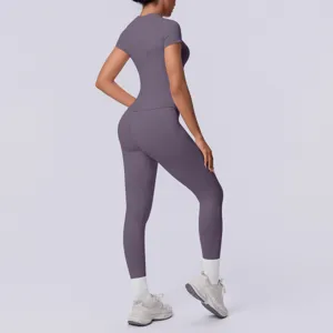 Gedetailleerd achteraanzicht van de naadloze gebreide yogatop en legging sportset.