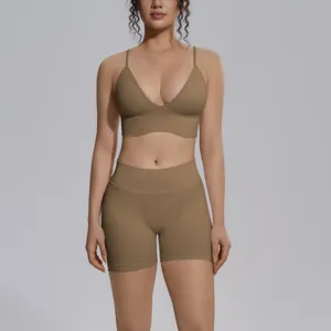 Vista detallada del conjunto deportivo de sujetador y pantalones cortos sin costuras.