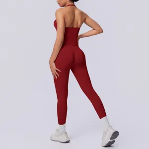 Top sportivo halter senza cuciture rosso e leggings set vista dettaglio primo piano