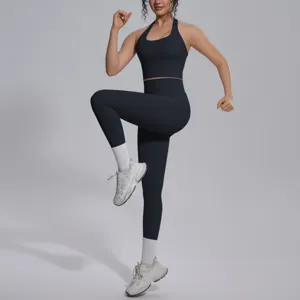 Actieve fitnessscène met details van de yoga-sportbeha en de hoge taille leggings.