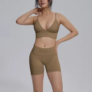 Conjunto de yoga deportivo sin costuras con sujetador y pantalón corto de talle alto.