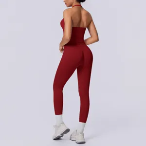 Completo sportivo rosso senza cuciture con top all'americana e leggings per palestra.