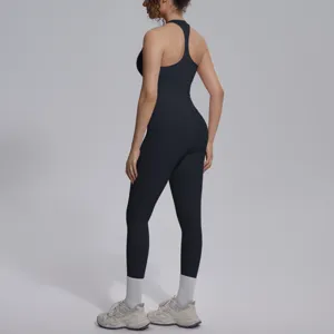 Gedetailleerd achteroverzicht van de zwarte sportieve yoga set met comfortabele pasvorm.