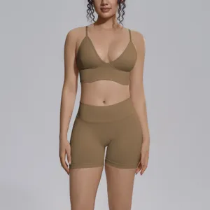 Detalle conjunto yoga sin costuras, tejido transpirable, sujetador deportivo y shorts altos.