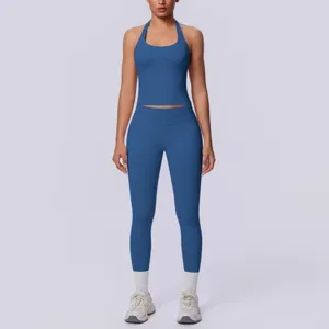 Vista dettagliata del completo sportivo blu con top all'americana e leggings aderenti.