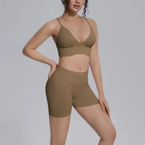 Vista detallada de primer plano del conjunto de sujetador y pantalones cortos de yoga sin costuras.