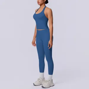 Set due pezzi senza cuciture con top sportivo halter e leggings per fitness e yoga.