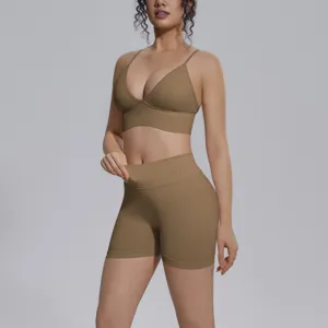 Conjunto de yoga sin costuras liso, sujetador deportivo elástico y short transpirable para gym.