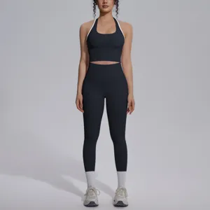 Detail van effen yoga-set met halter sport-bh en hoge taille leggings voor fitness en sport.